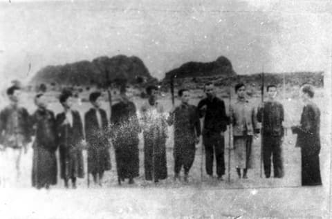 Đội tự vệ đỏ ở Hòa Quân - Đông Sớ - Nghệ An trong cao trào Xô Viết Nghệ - Tĩnh 1930 - 1931Nguồn: Ảnh tư liệuĐội tự vệ đỏ ở Hòa Quân - Đông Sớ - Nghệ An trong cao trào Xô Viết Nghệ - Tĩnh 1930 - 1931Nguồn: Ảnh tư liệu