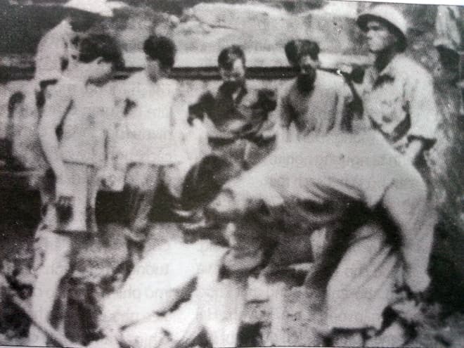 Ban chuyên án C30 khai quật địa điểm giấu vũ khí, phương tiện hoạt động của tổ chức gián điệp do Trần Minh Châu cầm đầu (năm 1957). Ảnh tư liệu.