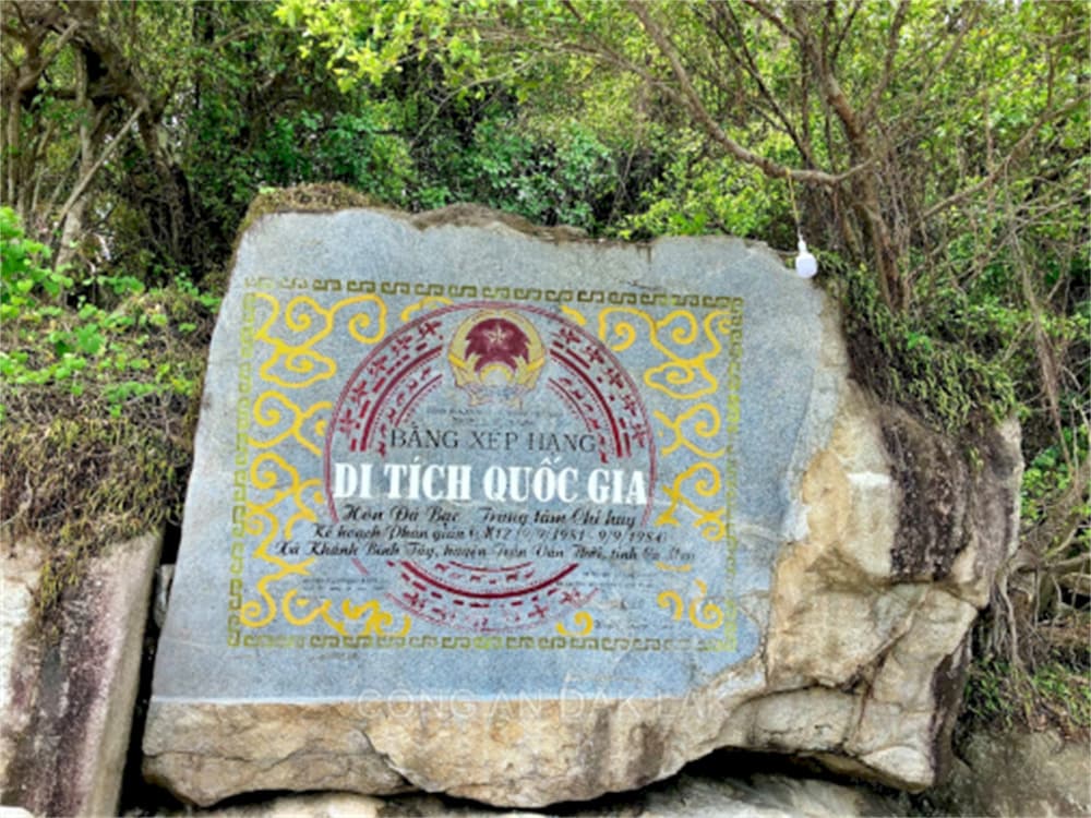 Bộ Văn hóa, Thể thao và Du lịch đã công nhận di tích Hòn Đá Bạc - Trung tâm chỉ huy kế hoạch phản gián CM12 là Di tích lịch sử Quốc gia.